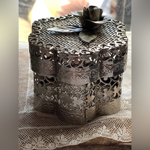 Ornate Silver Metal Rose Trinket Jewelry Box Vanity Scrolled Celtic Knot Design - Picture 2 of 6